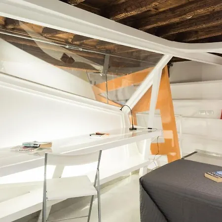 Plum Guide - The Spaceship Apartman Róma